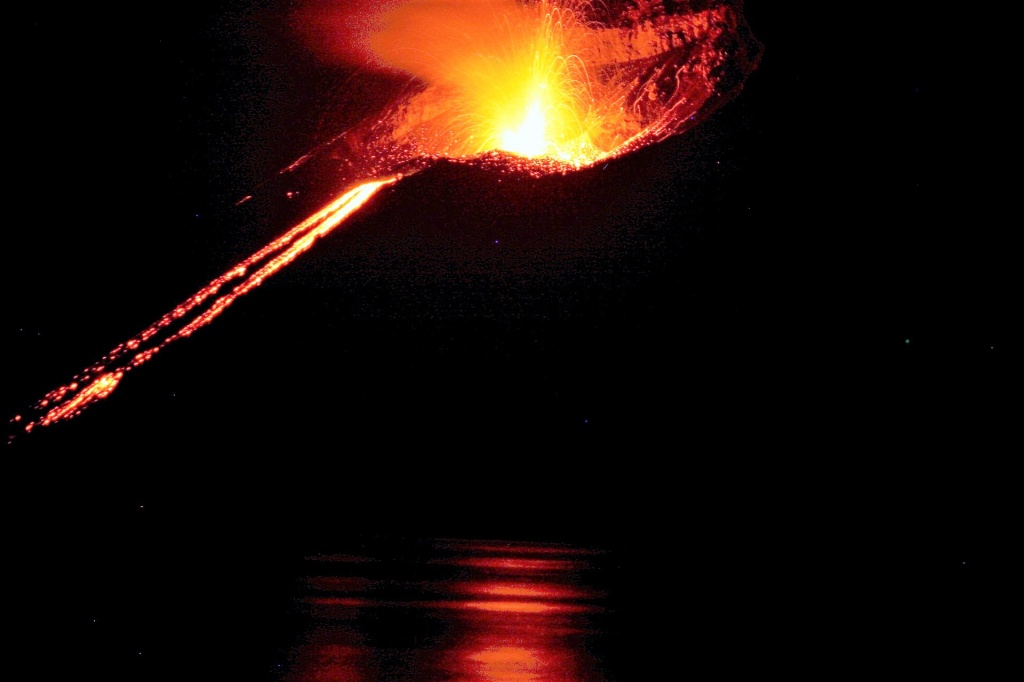 Кракатау вулкан Индонезия извержение.jpg