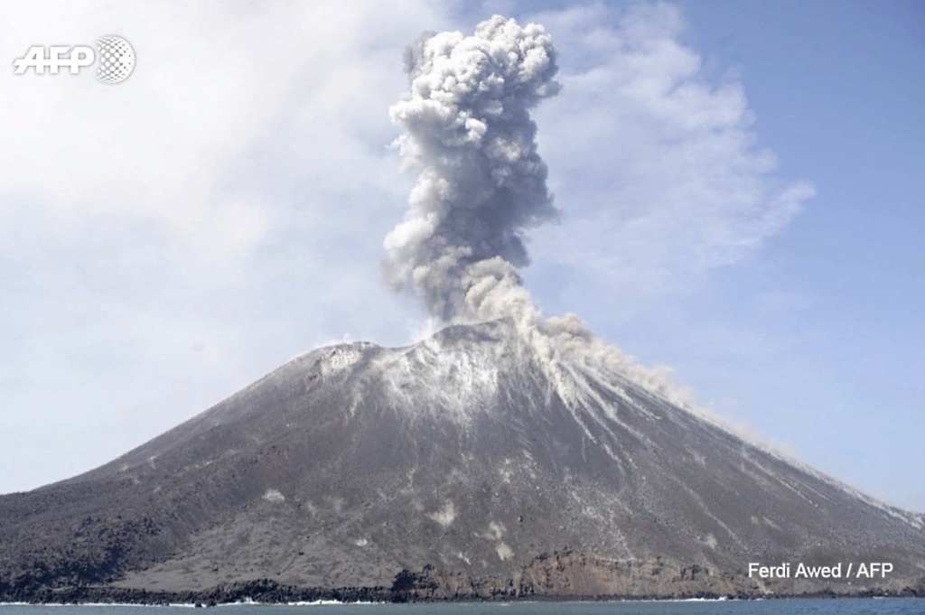 Кракатау извержение вулкан Индонезия.jpg